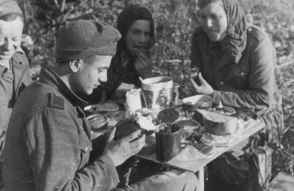 Понравилось на войне. Полевая кухня Советской армии 1941-1945. Обед на фронте. Солдат вермахта обедает. Обед на войне.