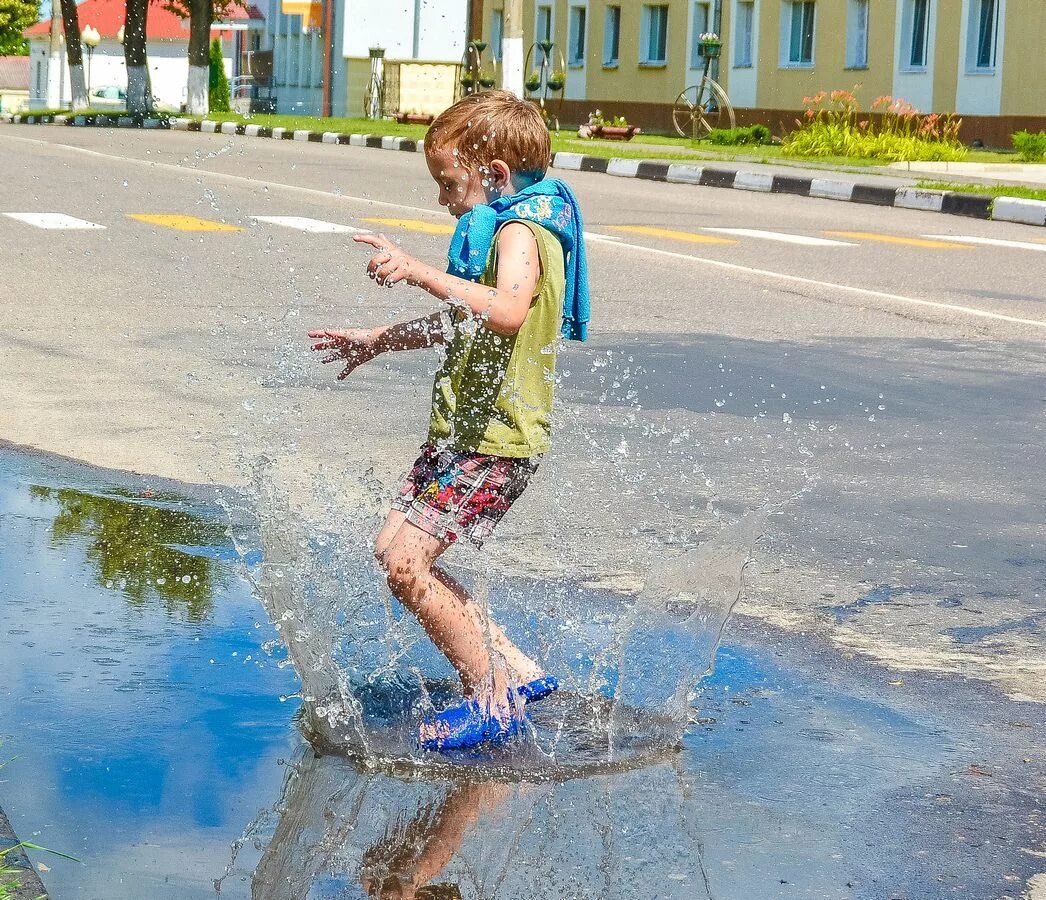 Шагаю по лужам. Прыгать по лужам. Ребенок прыгает в луже. Прыгать в луже.