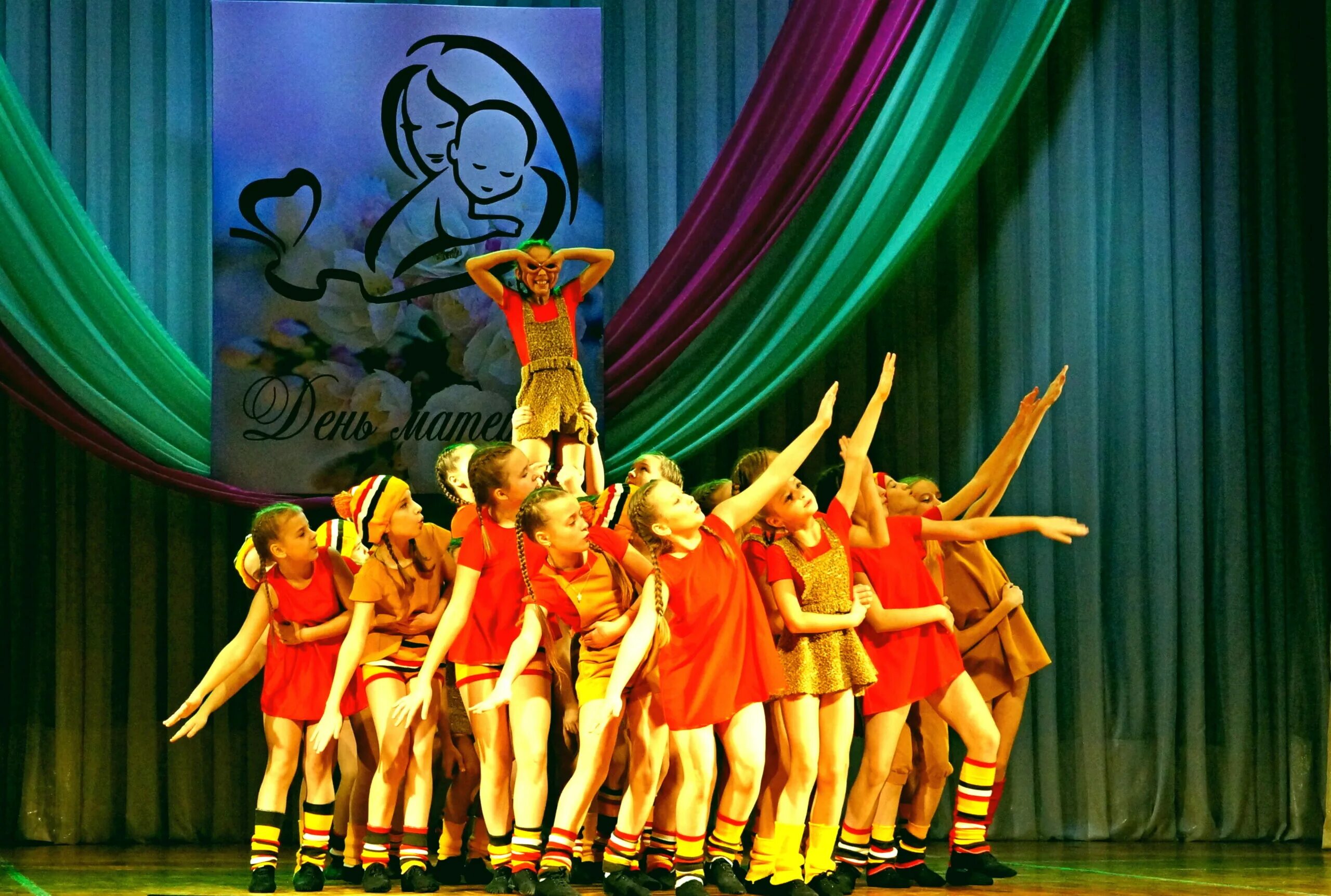 Дк выступление. Дворец культуры заря самара. Концерт в доме культуры. Концерт в дк. Мау дк энергетик губаха.