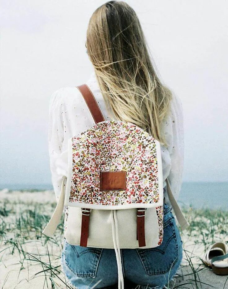Help jiuyue retrieve the lost backpack