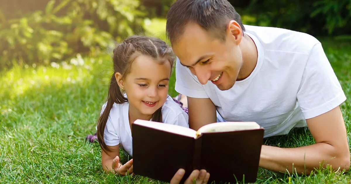 Библия для детей. Чтение Библии на природе. Чтение Библии всей семьей. Радостное чтение Библии.