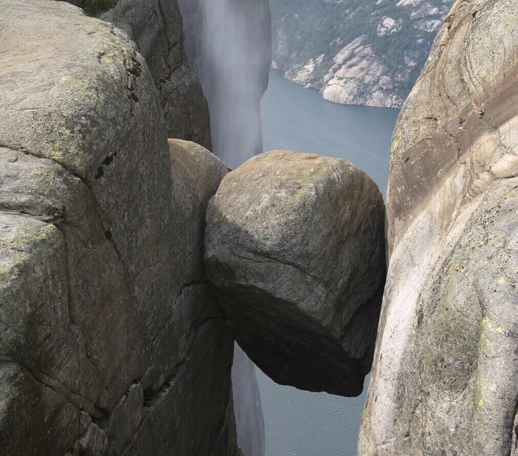 Камень Кьерагболтен Норвегия. Плато Кьераг Норвегия. Скала Кьераг. Кьерагболтен Kjeragbolten самый опасный камень в мире.