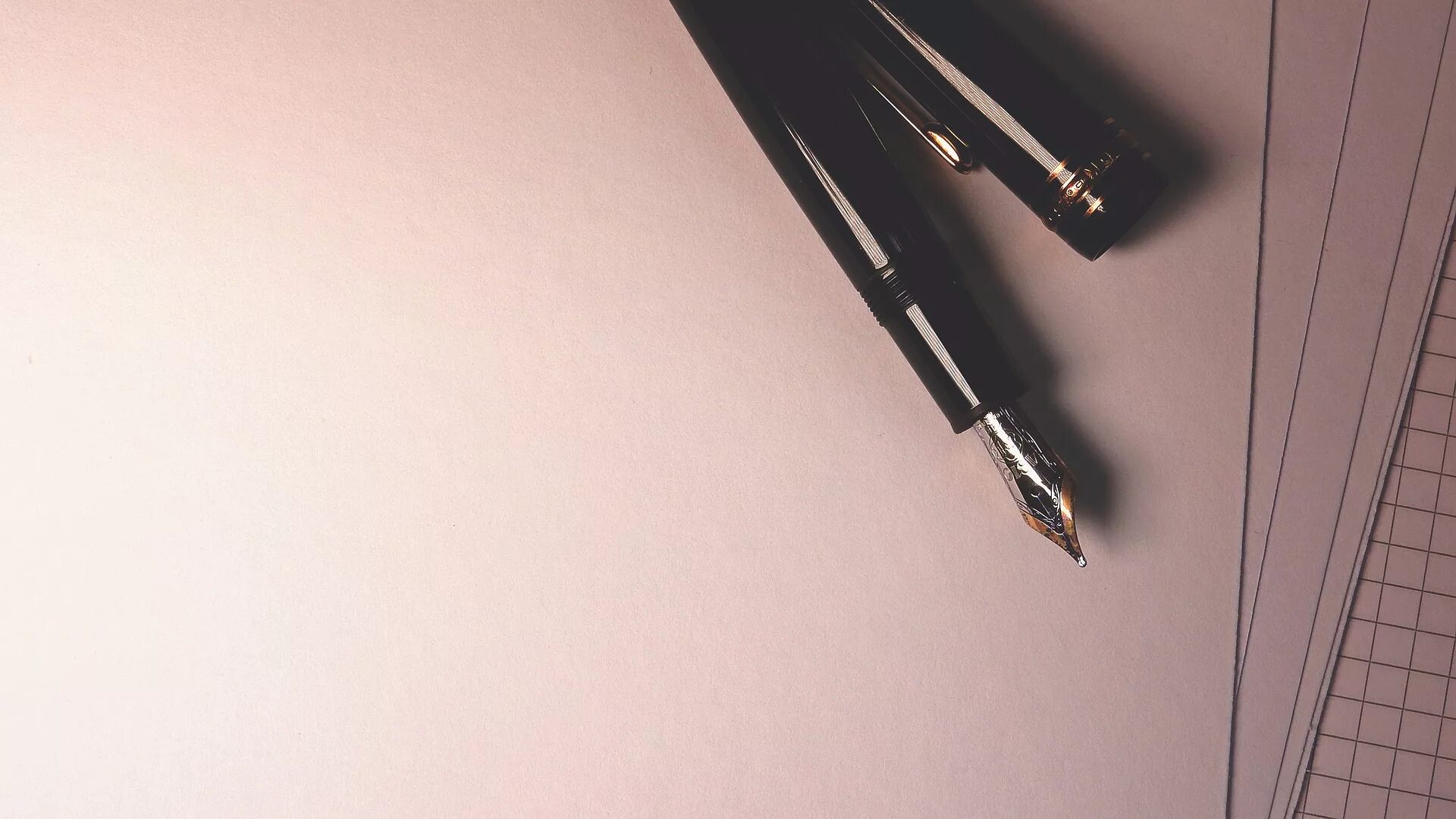 Черная ручка плохо пишет. Ручка Lernstift. Фон стола для фотошопа письменный с ручкой. Чернильная ручка и пятно от нее. Ручка для письма в темноте.