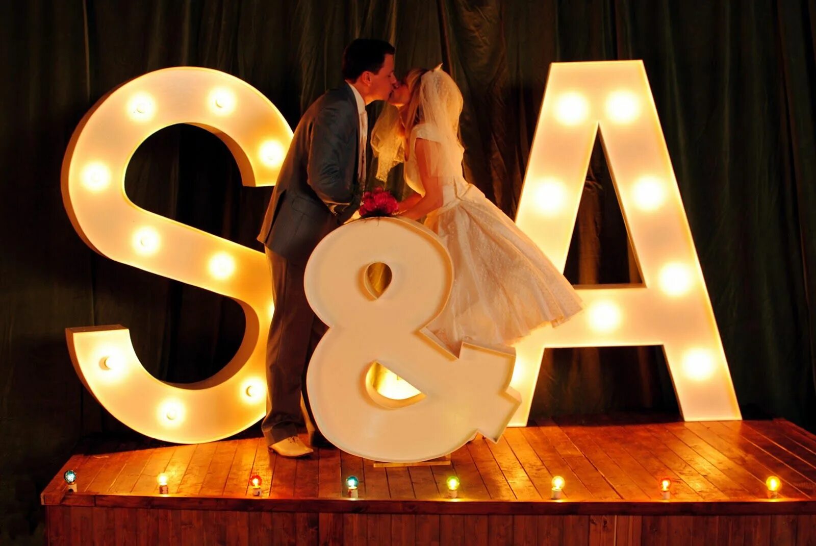 Фото необычной буквы. Светящиеся буквы на свадьбу. Буквы из пенопласта на свадьбу. Буквы с подсветкой на свадьбу. Инициалы из пенопласта на свадьбу.