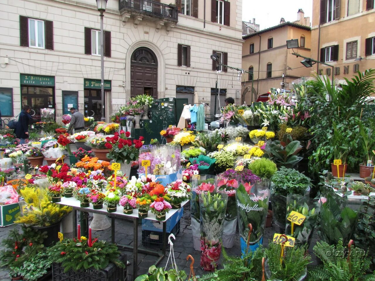Цветы пл. Цветочный базар Тбилиси. Площадь цветов в Риме. Рим в цветах. Площади с цветами в Италии.