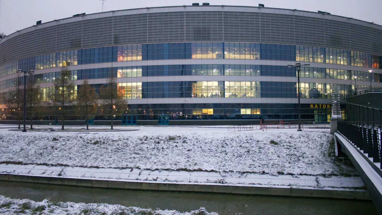 Ледовый дворец питер. Ледовый большевиков. Ледовый большевиков. Сибирь (концертно-спортивный комплекс). Ледовая арена санкт-петербург большевиков.