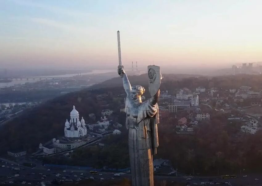 Почему киев мать. Монумент Родина Киев. Монумент Родина мать в Киеве. Родина мать в Киеве 2021. Родина-мать Киев декоммунизация.