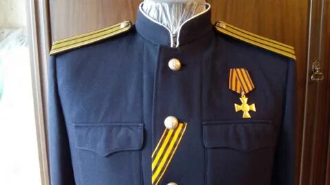 Форма с золотыми погонами