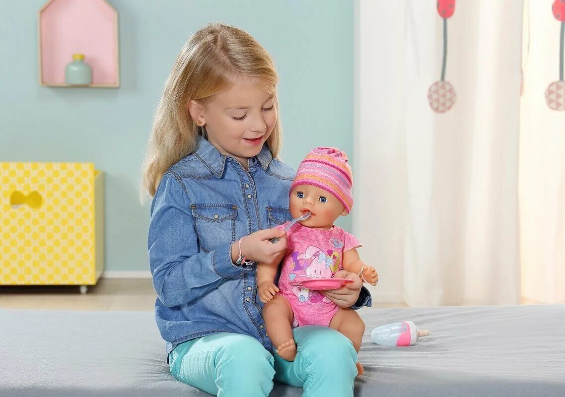 Дети играют в куклы. Hasbro baby alive малышка с мороженым, 31 см, c1090. Девочка играет кв куклы. Ребенок. Baby born 822005.