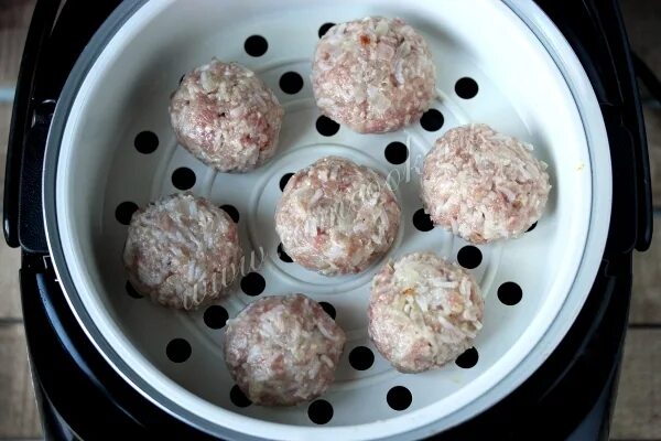 тефтели в мультиварке рецепт на пар. фрикадельки мясные паровые. тефтели с рисом в мультиварке на пару. тефтели на пару. тефтели в пароварке.