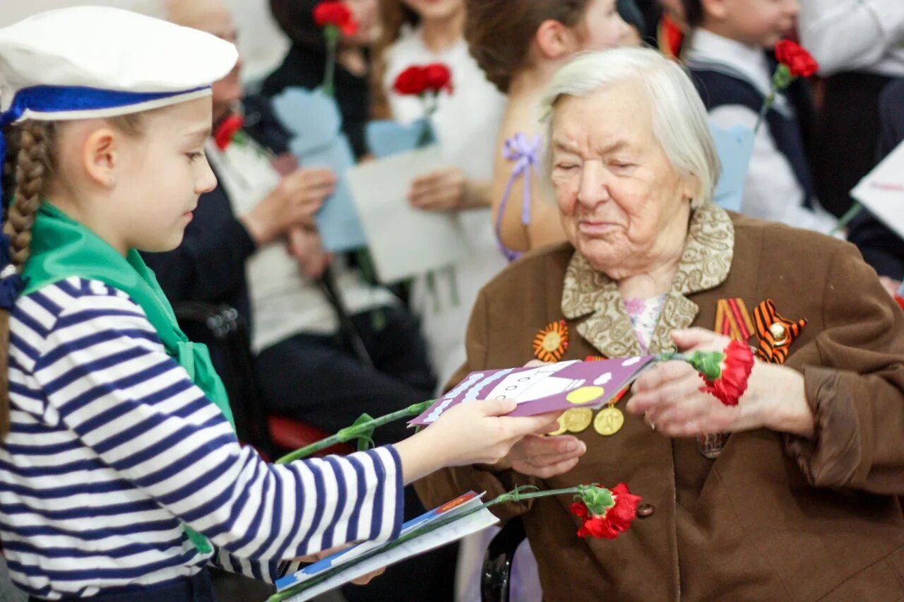 Ветеран социальное учреждение. Ветераны и дети. Подарок ветерану. Волонтерство ветераны. Школьники и ветераны.