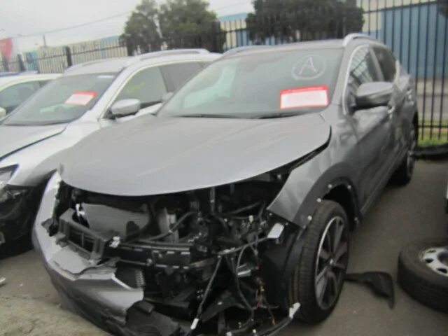 Разбитый ниссан кашкай. Nissan qashqai 2021 после дтп. Кашкай после дтп. Кашкай после дтп. Nissan qashqai разбитая.