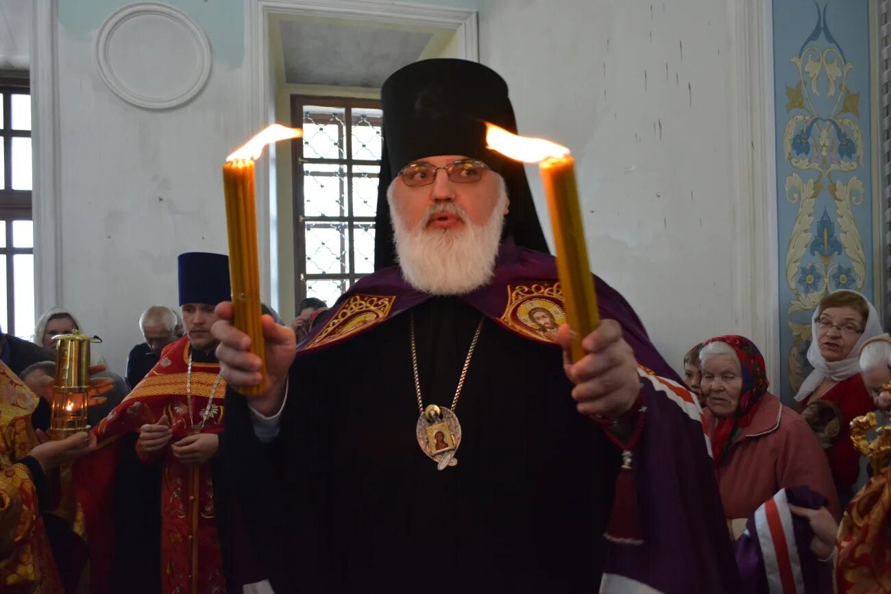 Владыка антоний сербский. Епископ Панкратий Благодатный огонь. Сарапул епархия. Епископ Антоний Сербский. Антовий огонь когда праздник.