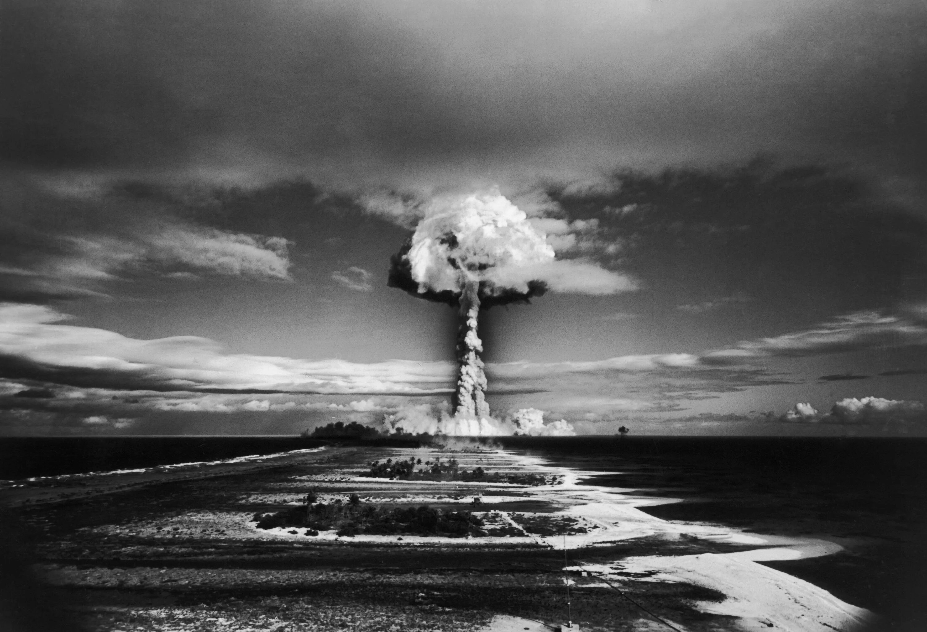 Ядерный взрыв в воздухе. Атомный взрыв. Ядерный взрыв черно белый. Ядерный гриб. Взрыв ядерной бомбы.