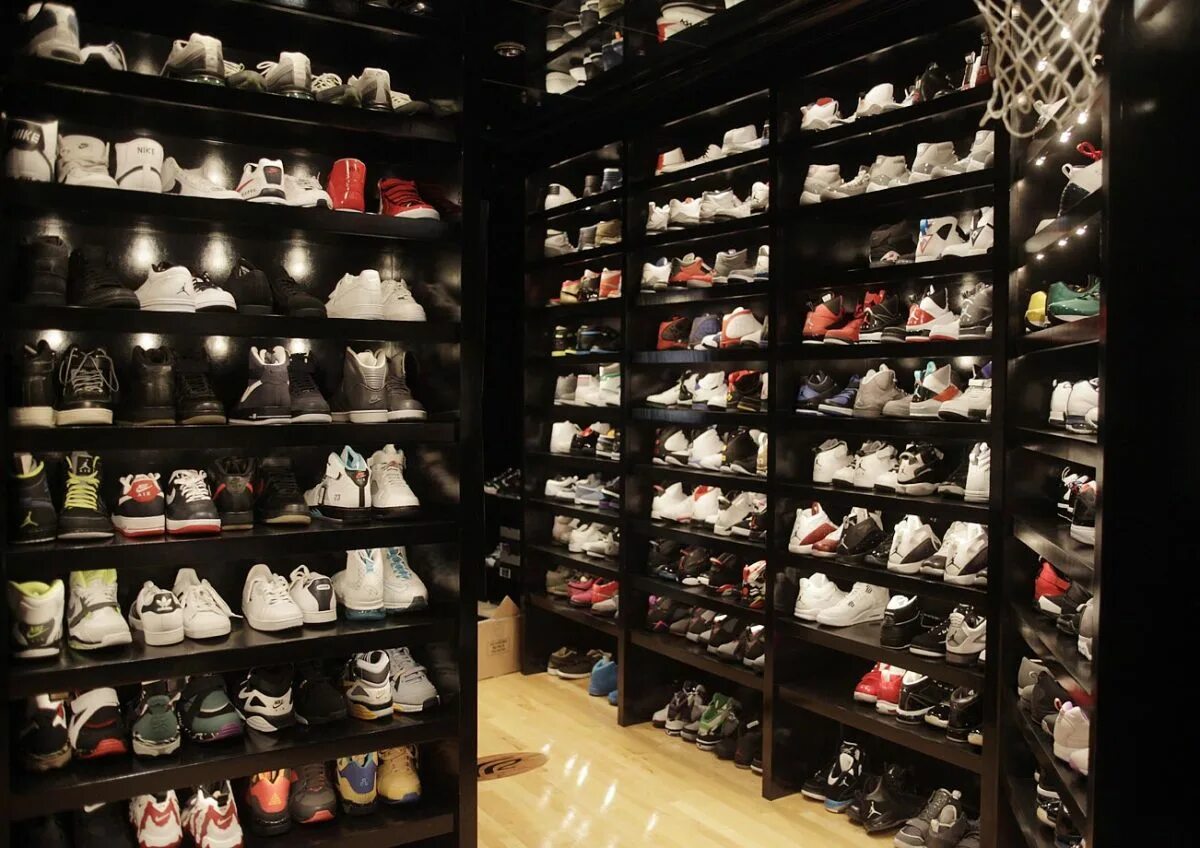 Коллекция кроссовок. Огромная коллекция кроссовок. Кроссовки много. Домашняя коллекция кроссовок.