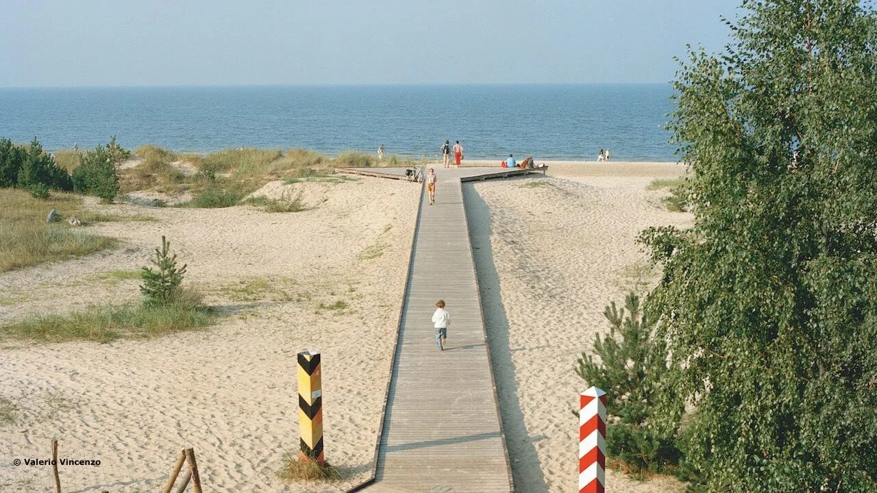 Граница. Как выглядят границы между странами. Граница фото. Нейтральная территория между государствами. Продажа между странами