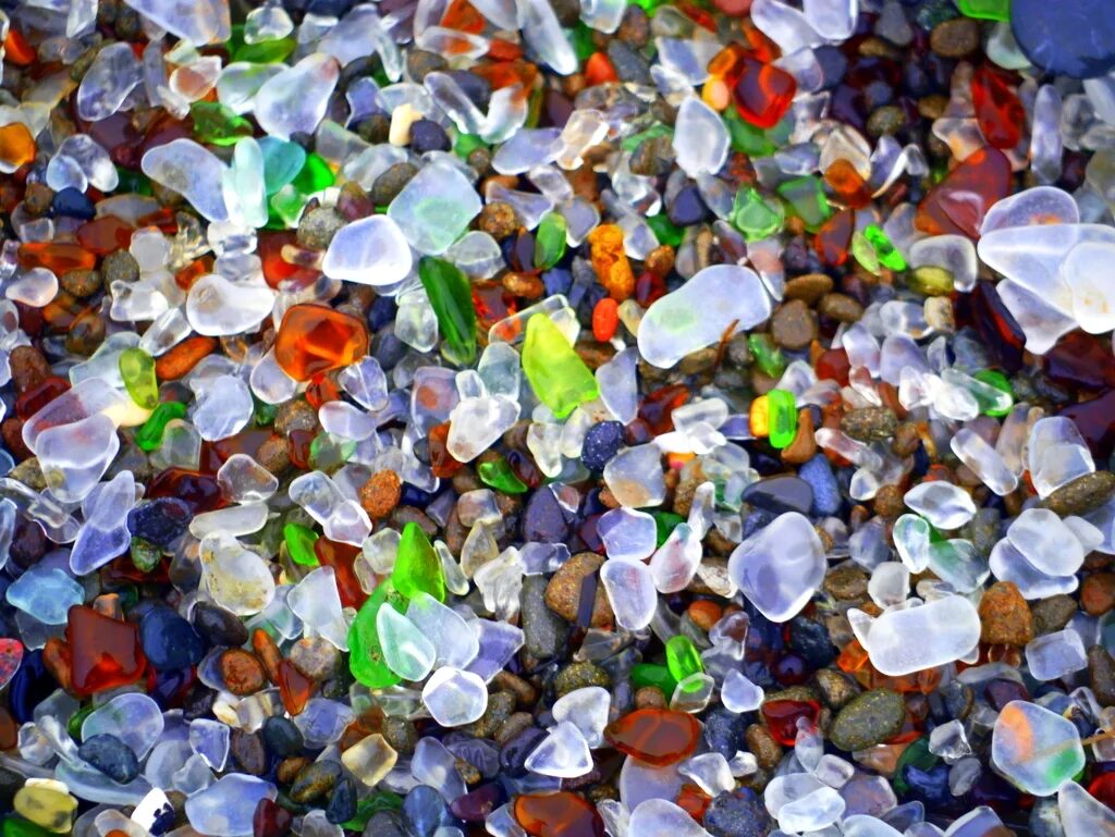 Морские стеклышки. Изделия из стеклянных камушков. Стеклянный пляж гласс бич калифорния. Стеклышки такары. Стеклянные морские камушки.
