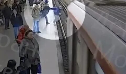 Толкнул под поезд