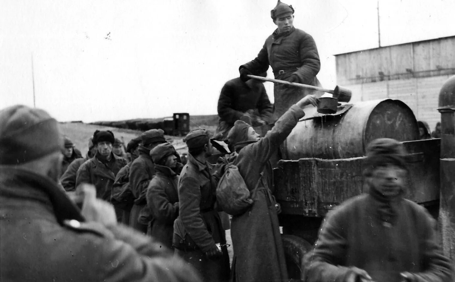 Лагерь советских военнопленных 1941. Лагеря военнопленных в 1941. Советские военнопленные во время Великой Отечественной войны. Немецкие солдаты в плену. В плену в балагане