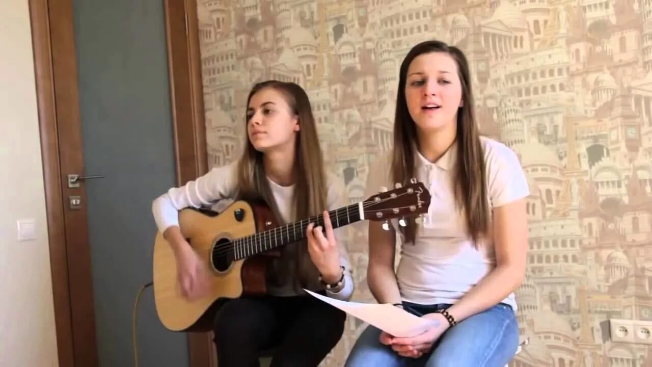 2 девочки красиво поют. Девочка поет под гитару. Девушка поет под гитару. Поют под гитару. Маленькая девочка поет под гитару.