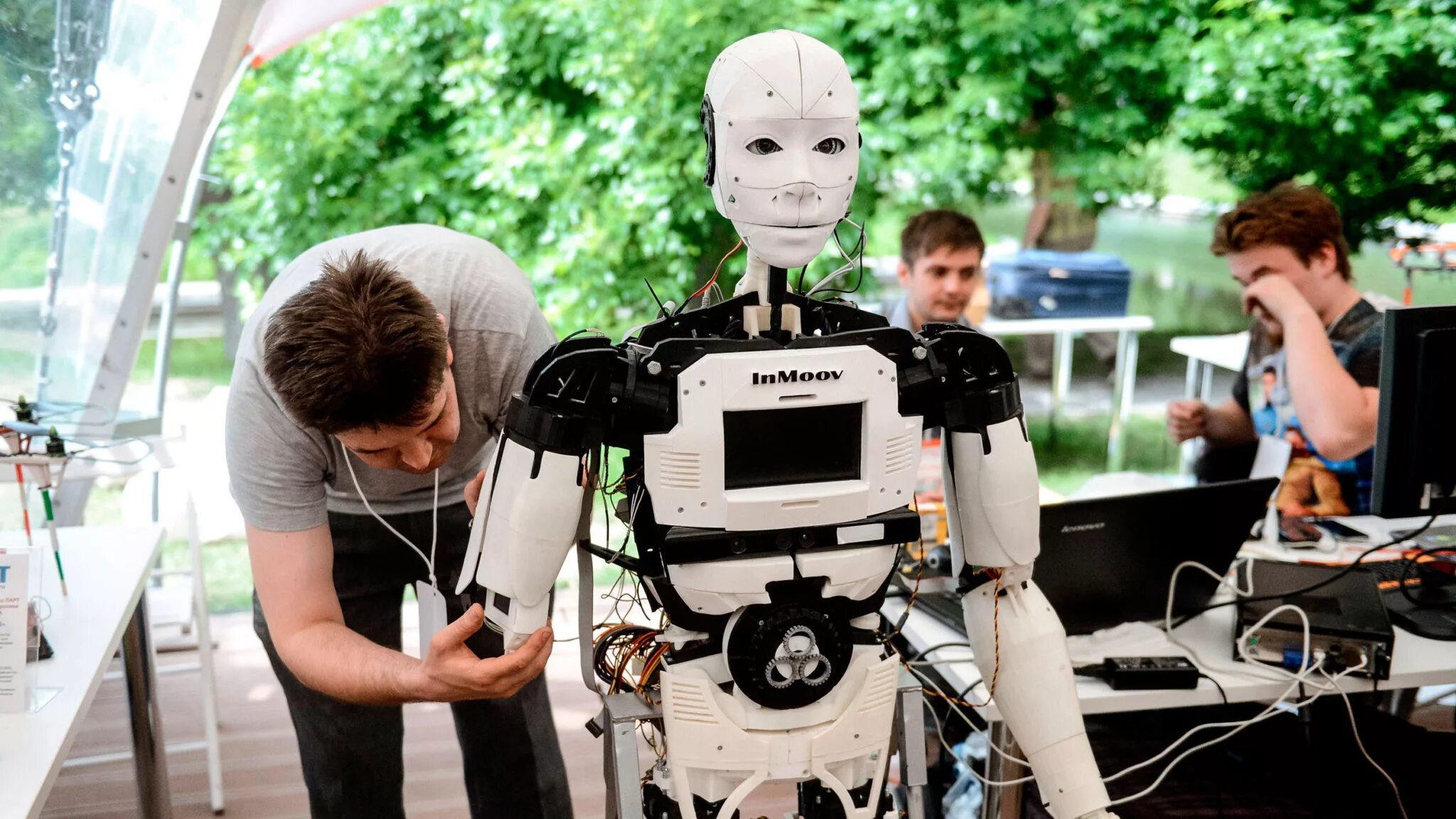 Искусственный интеллект для создания приложений. Робототехник профессия. Роботы для развлечения. Робот с искусственным интеллектом. Инженер робототехник.