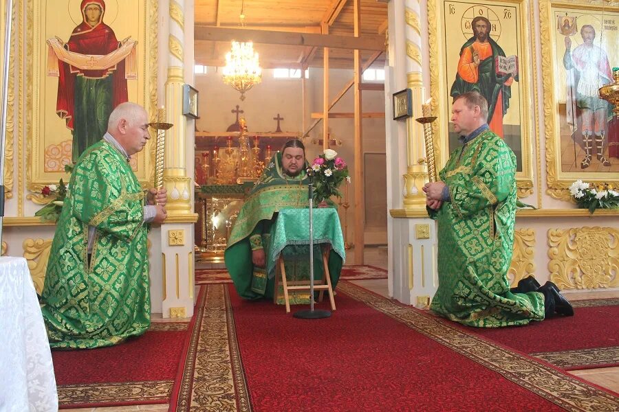 церковь троицы томск. священник троица. троица в 2021 служба в церкви. священник на троицу. вечерняя служба.