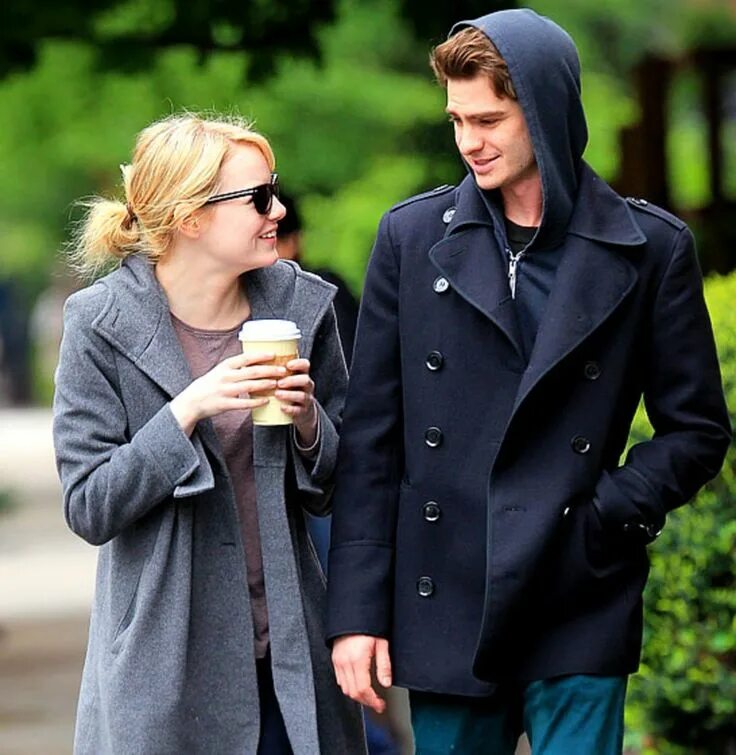 Девушка эндрю. Эндрю Гарфилд. Эндрю Гарфилд с мамой. Andrew Garfield Paparazzi. Эндрю Гарфилд в пальто.