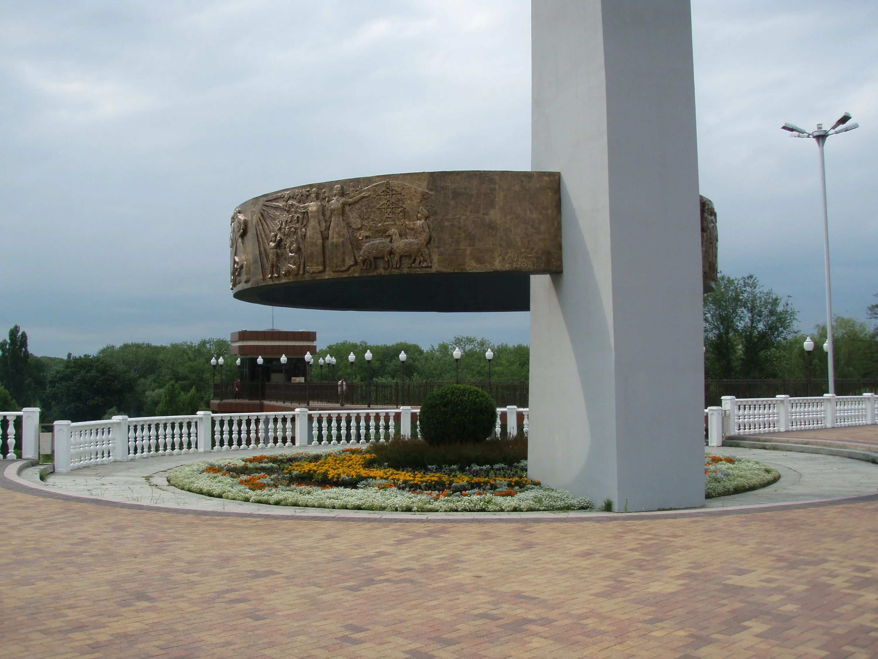 Монумент Дружба народов Черкесск. Места черкесска