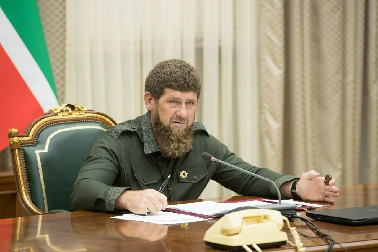 Кадырова г р. Президент чеченской республики рамзан кадыров. Рамзан кадыров ахматович 2020. Кадыров рамзан ахматович. Рамзан кадыров 2004.