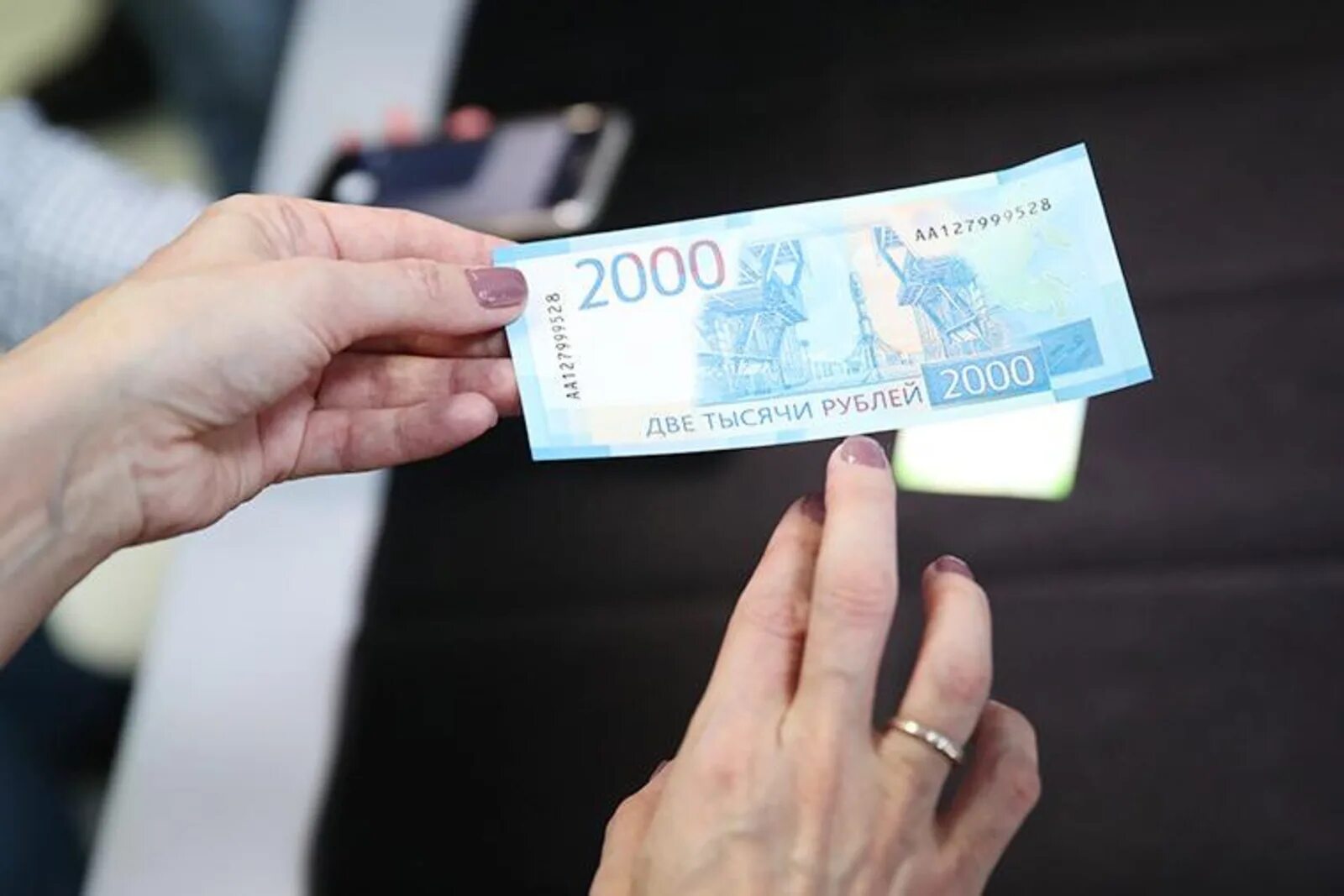2000 руб в суммах. 2000 рублей. две тысячи рублей. 2000 рублей фото. купюра 2 тысячи рублей.