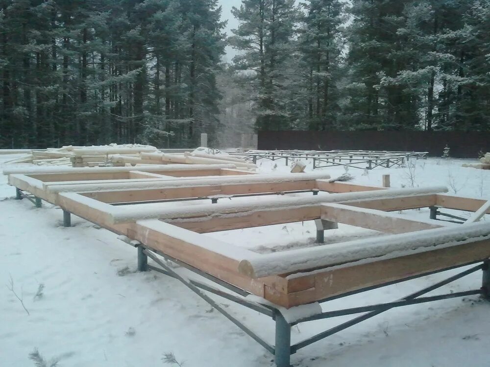 первый ряд бруса на фундамент.