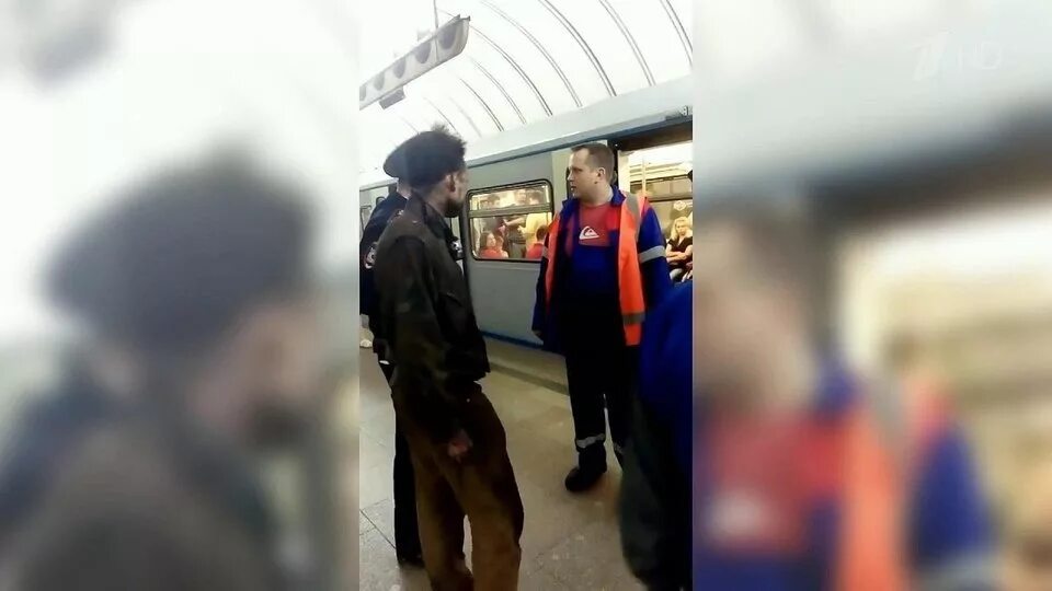 Вырубил в метро. Полицейский в метро. полиция в московском метро. полицейский метрополитена.