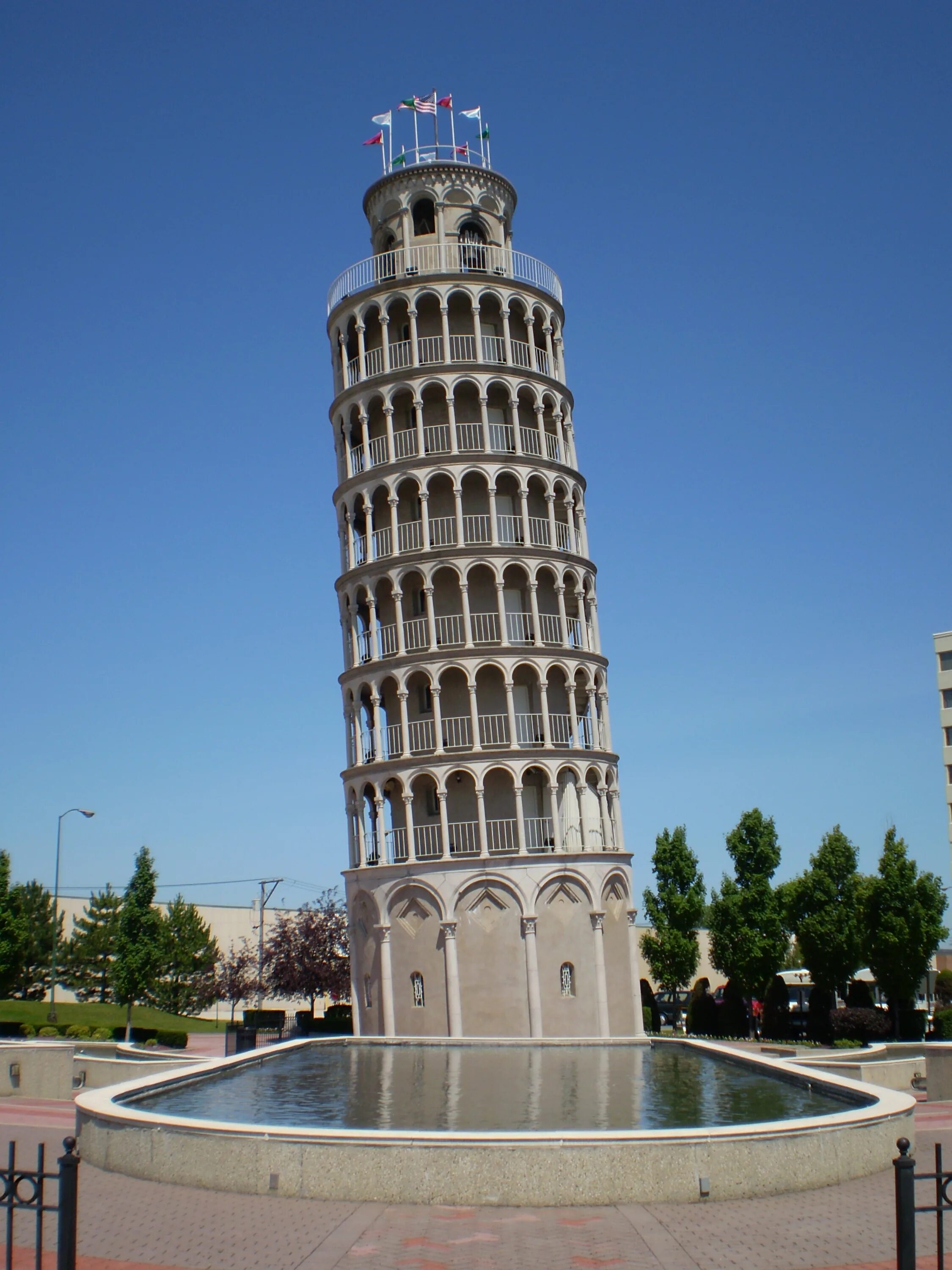 Какие есть известные здания. Колокольня Падающая Пизанская башня. Иллинойс Пизанская башня. Найлс водонапорная башня. Пизанская башня Ташкент.