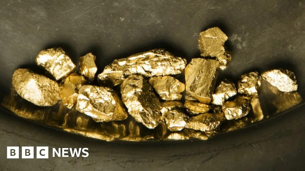 Smartphones: The Royal Mint to extract gold from old phones - BBC News