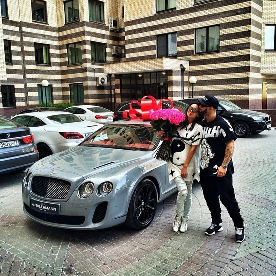 Парень дарит машину. Мужчина дарит дорогие подарки. Парень дарит девушке машину. Парень дарит авто. Парень дарит девушке машину.