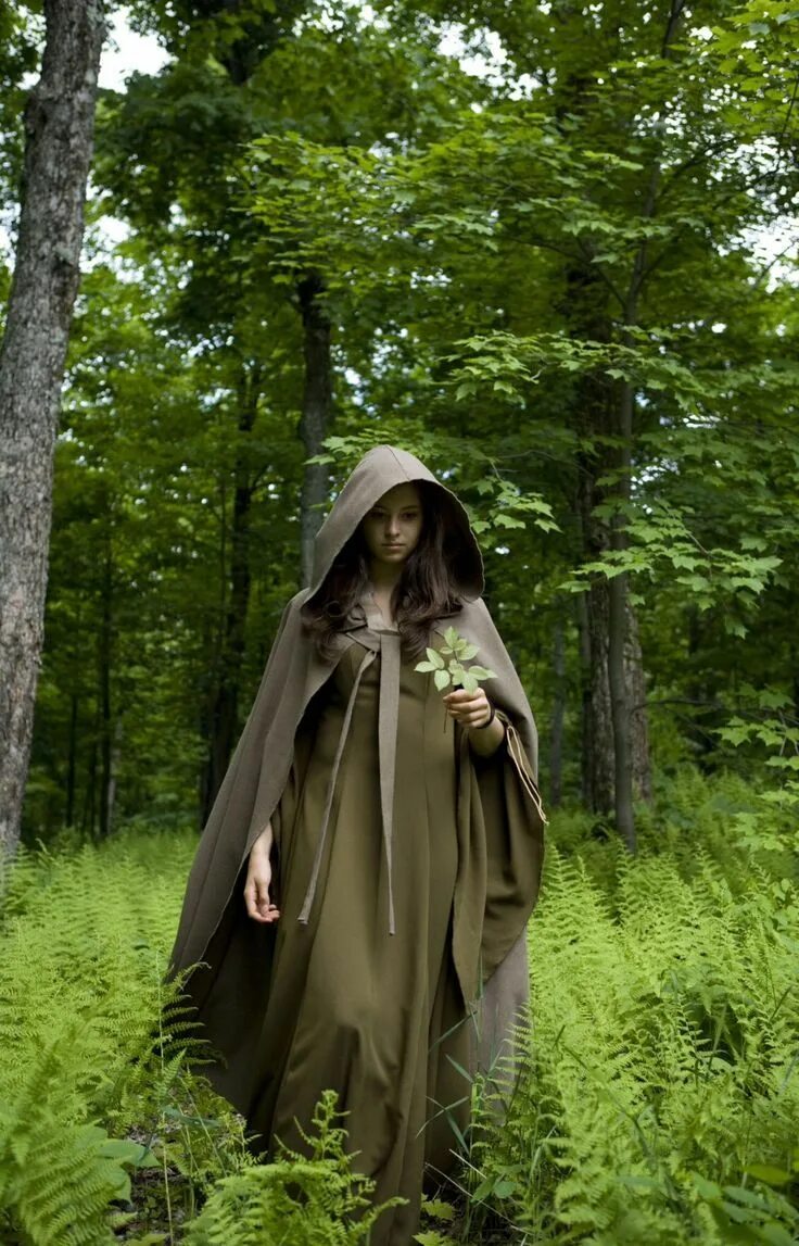 Лесная ведунья книга 2. Женщина в плаще с капюшоном. Колдунья в лесу. Ведьма в капюшоне.