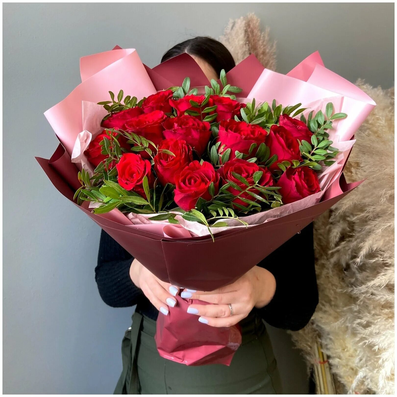 на столе 15 красных. на столе 15 красных. на столе 15 красных. композиция из красных роз. букет «бордовая роза».