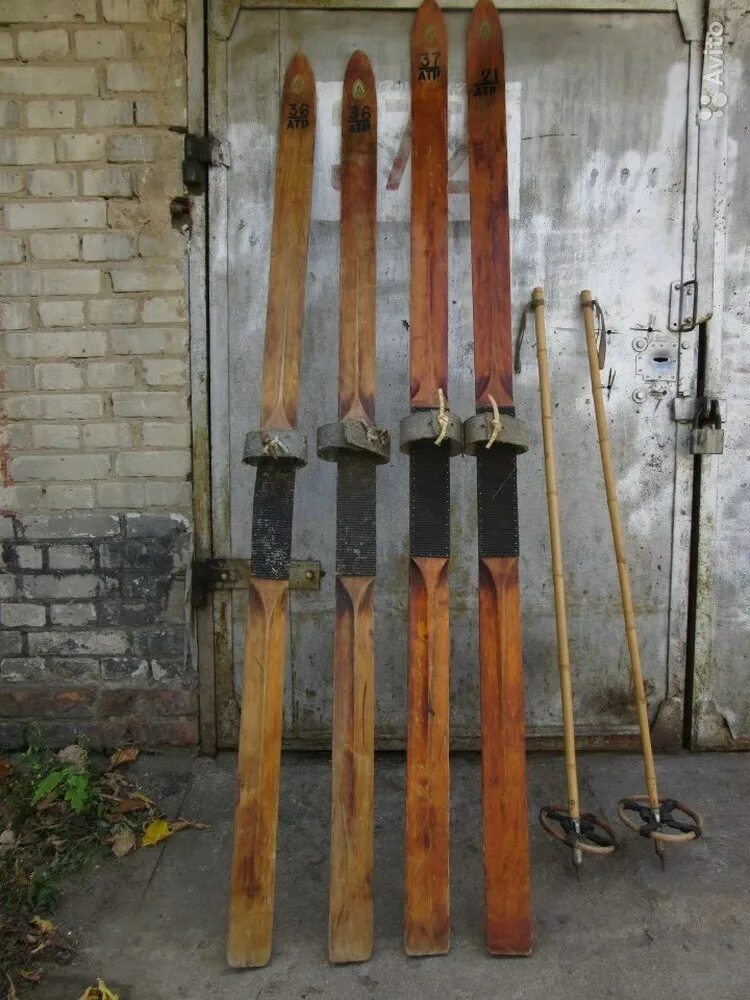 охотничьи лыжи вятка. деревянные лыжи. солдатские пластиковые лыжи. старинные лыжи деревянные. лыжи старого образца.