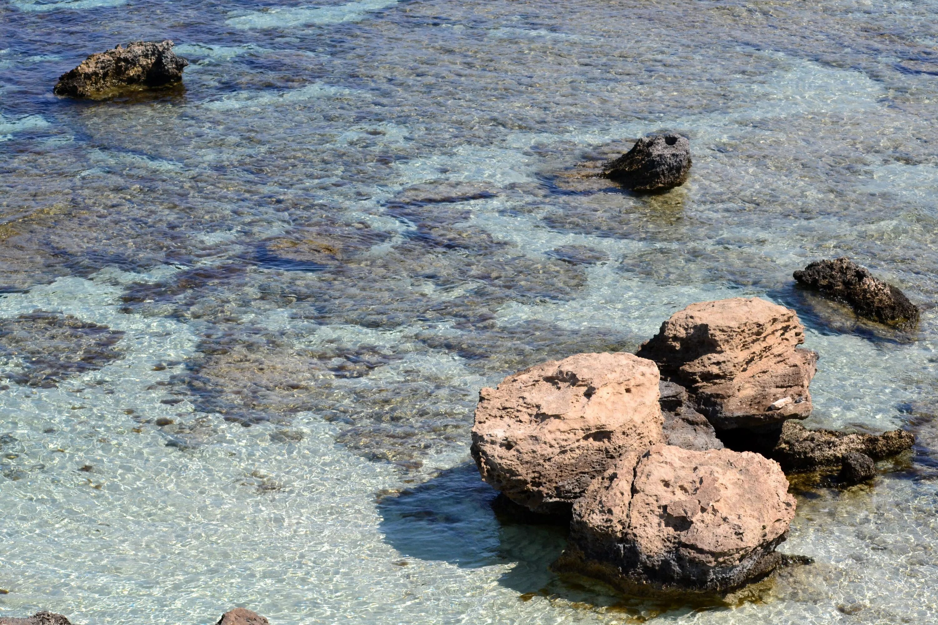 Камни Эгейского моря. Каменный пляж. Камни на пляже. Валун на морском дне. На морском берегу ответы