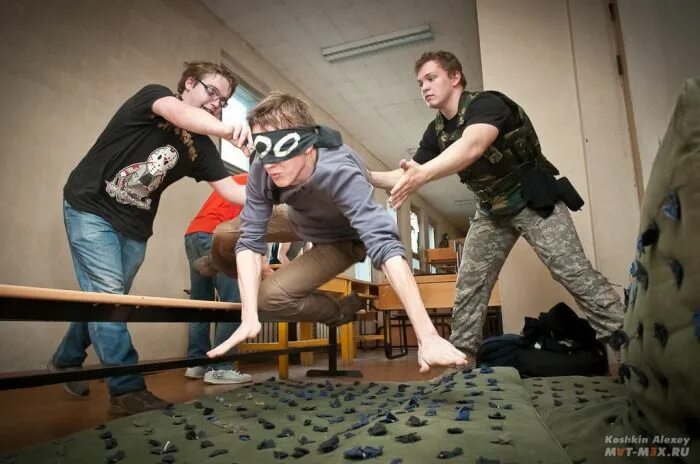 испытания на посвящение в студенты в общаге. общежитие самарского энергетического колледжа, самара. посвящение в общежитии. посвящение в студенты в общежитии. посвящение общага.