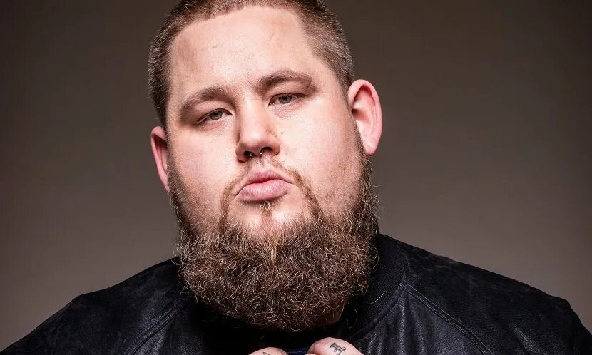 Rag bone man слушать. Певец Rag'n'Bone man. ХЬЮМАН певец. Rang n Bone man.