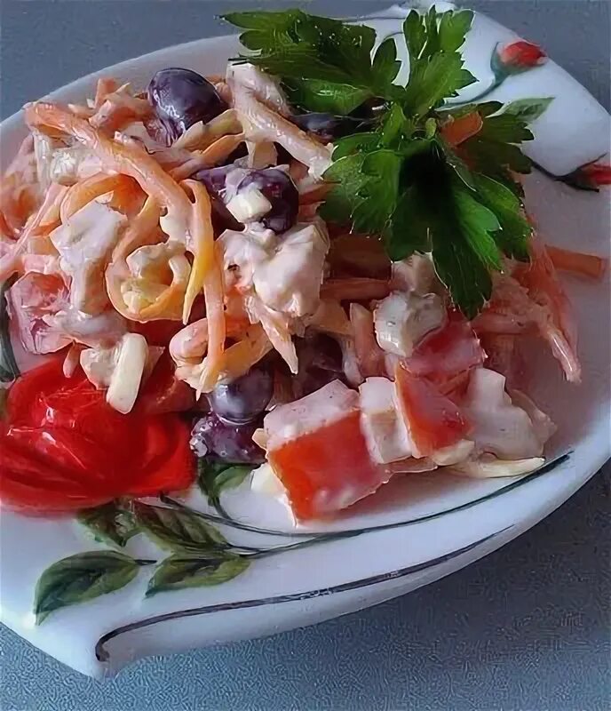 Копченая куриная грудка корейская морковь. Салат из копчёной курицы с корейской морковкой и фасолью. Салат с копчёной грудкой и корейской морковью. Салат с копченой грудкой и сыром. Салат с копчёной грудкой и помидорами с сыром.