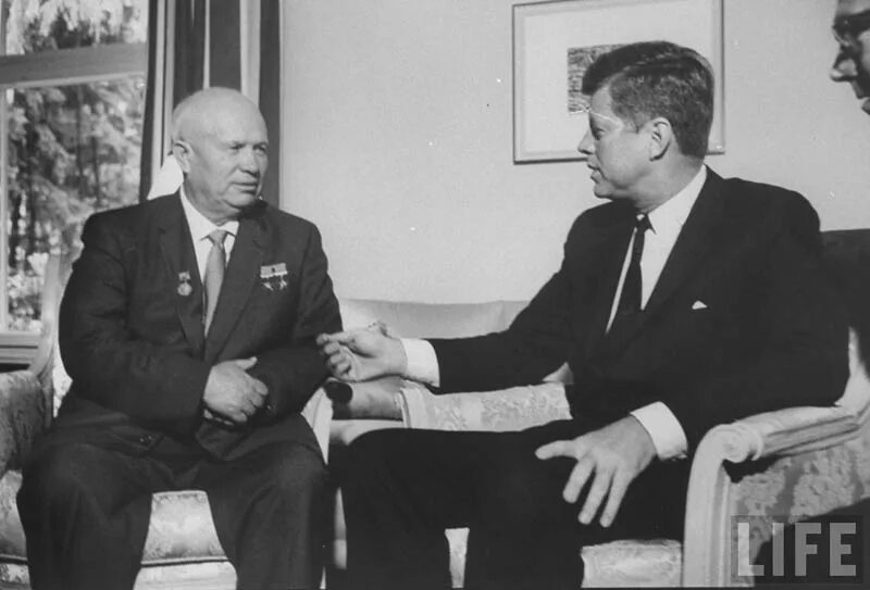Встреча хрущева и кеннеди в вене 1961. Хрущев и кеннеди 1961. Хрущев и кеннеди 1962. Кеннеди. Холодная война хрущев и кеннеди.