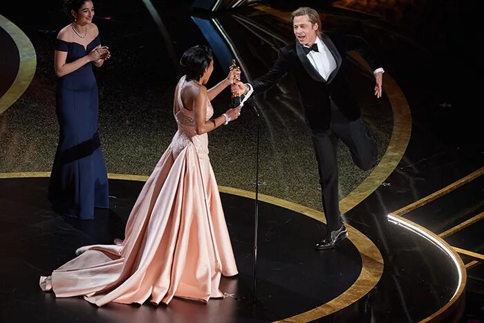 Премия оскар 2020. Вновь за горизонт оскар 2020. Брэд питт на вручении оскара 2021. Ты достоин оскара. Любовь к волосам мультфильм.