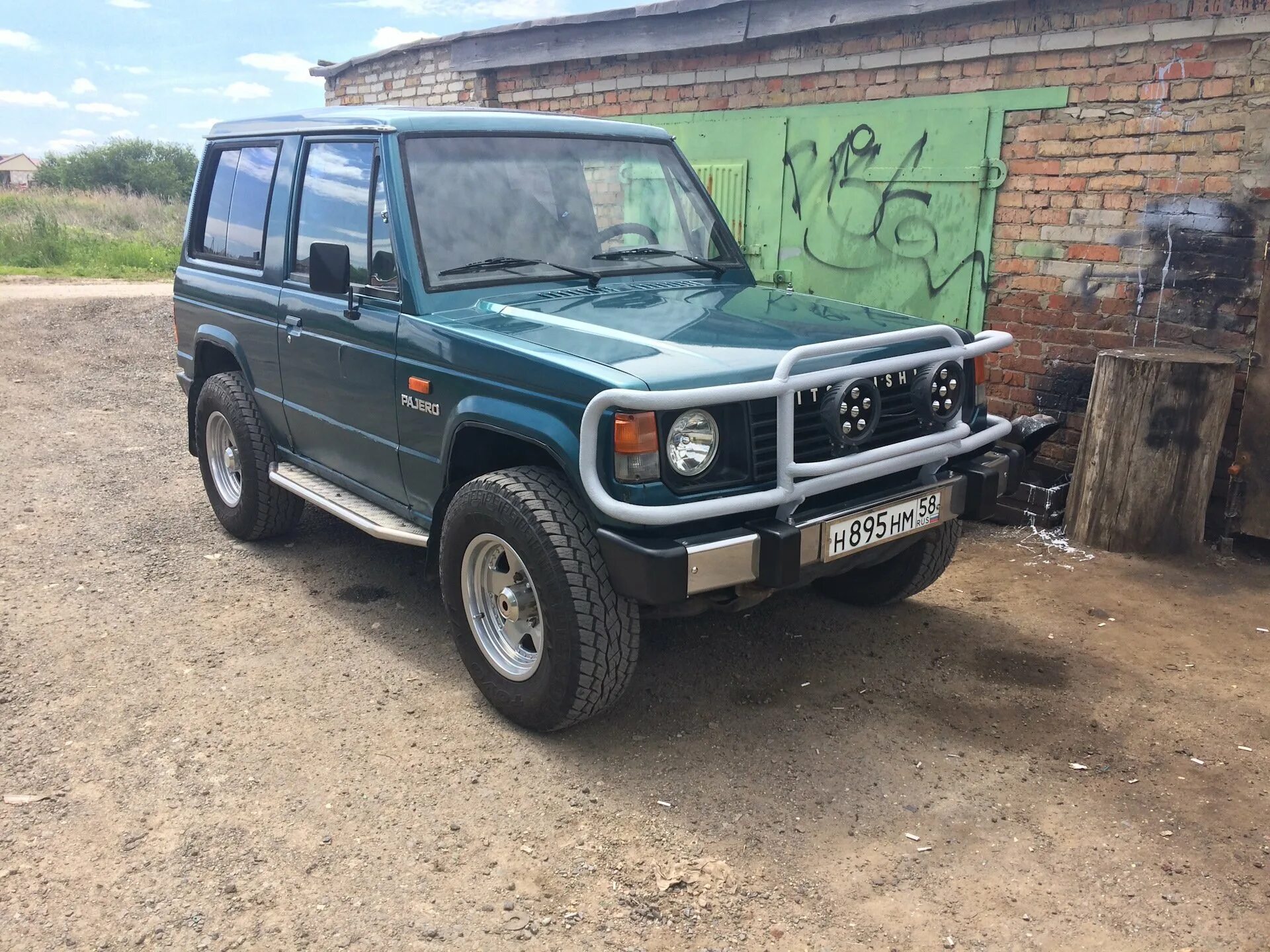 Mitsubishi pajero 1 поколение. Мицубиси Паджеро 1. Mitsubishi Pajero 1st Generation. Мицубиси Паджеро 1 Drive 2.