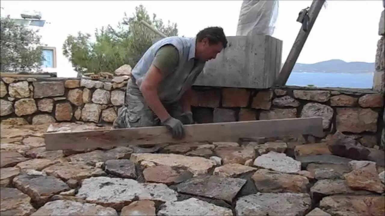 16 каменщиков вымостили улицу за 21 день