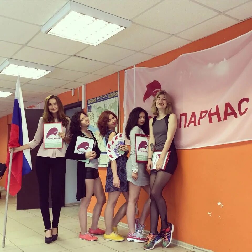 Девушка метро парнасе. Девушки на парнасе. волонтеры парнас. полина с парнаса. волонтеры парнас 2015.