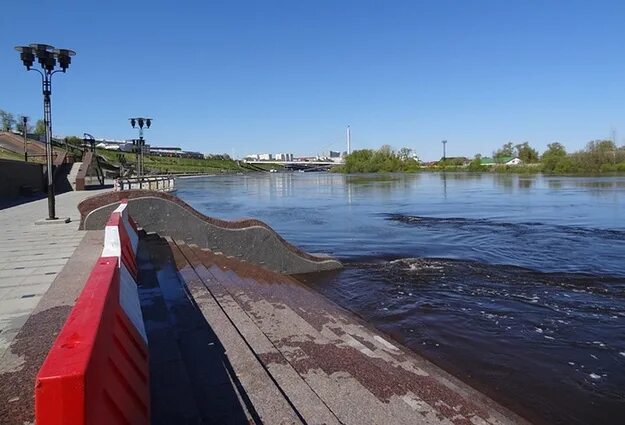 Вода в реке тура тюмень сегодня. Тюмень река тура набережная обмельчает. Набережная Тюмень затопило. Затопленная набережная Тюмень. Затопление набережной в Тюмени.