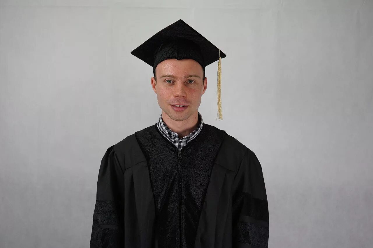 мантия выпускника. полный магистр. мантия университетская. студент на прозрачном фоне. академическая мантия магистра мгу.