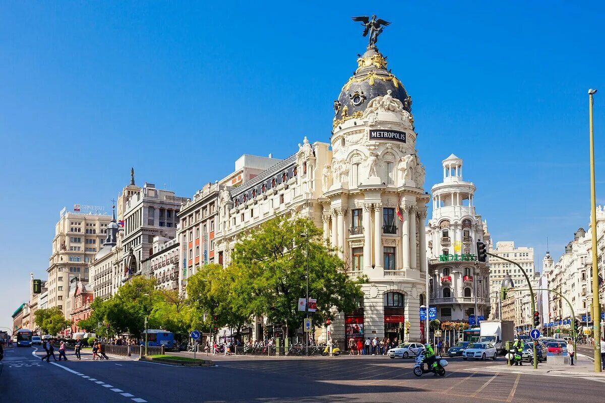 Сколько живет в испании. Metropolis Испания Мадрид. Мадрид Метрополис Билдинг. Здание Метрополис в Мадриде. Улица Гран ВИА Мадрид.